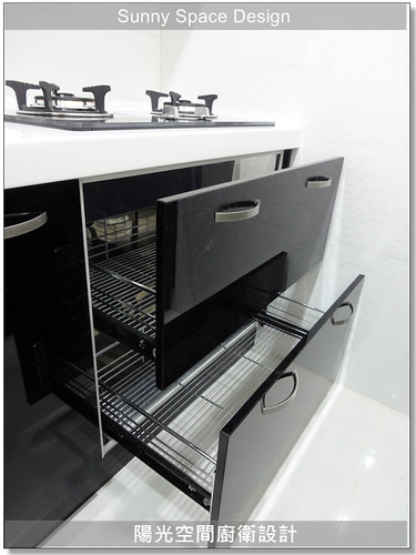 水槽下櫃管線整理與不銹鋼桶身