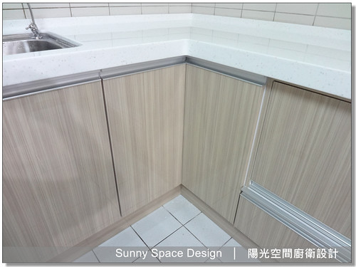 G 型鋁把手與淺木紋門板質感