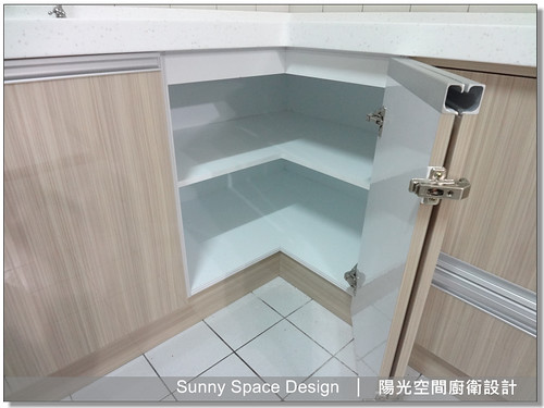 冰箱旁落地立板設計