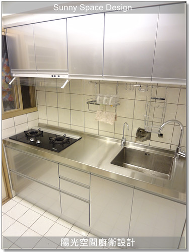 銀色水晶門板崁入 G 型鋁把手的極簡現代廚具設計