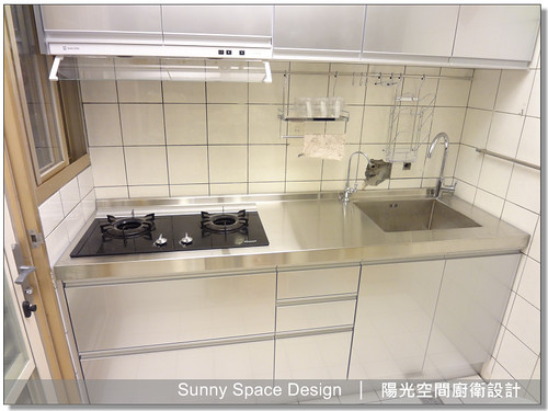 不銹鋼檯面手工方形水槽搭配雙水龍頭與淨水小龍頭設計