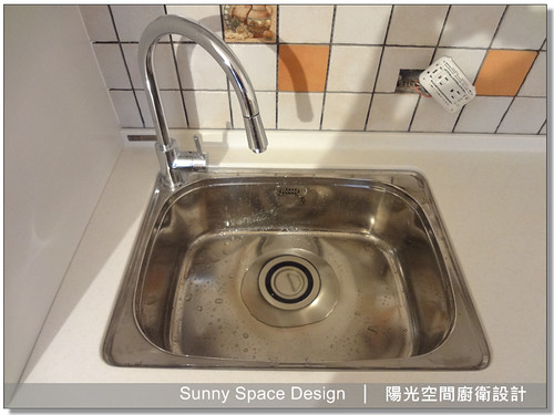 白色林內雙口檯面爐與人造石檯面搭配