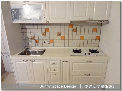 小白藍花陶瓷把手與鄉村封門板細節