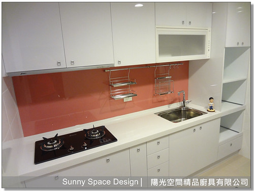 烤漆玻璃背牆與櫻花玻璃爐