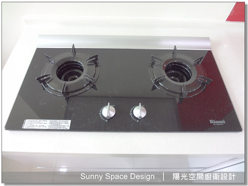 紅白跳色門板設計