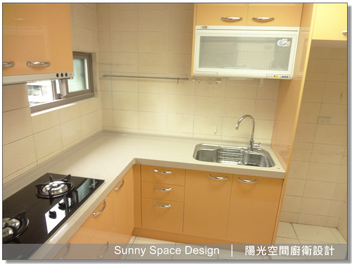 L型廚房全景與孟加拉虎橘門板