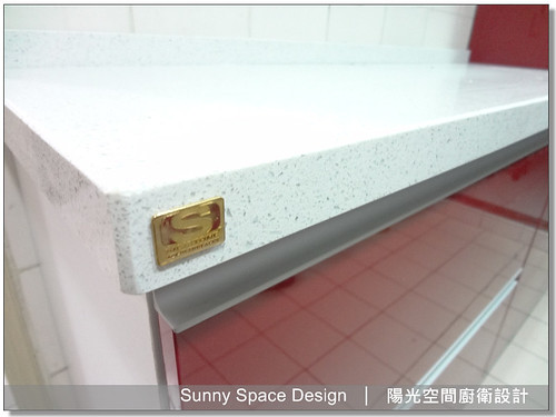 紅色結晶鋼烤門板與銀色把手細節