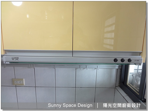 櫻花黑玻璃爐與不鏽鋼檯面搭配