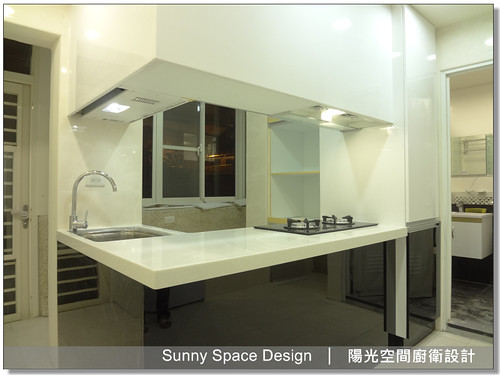 外側沉穩白黑與內側亮黃對比