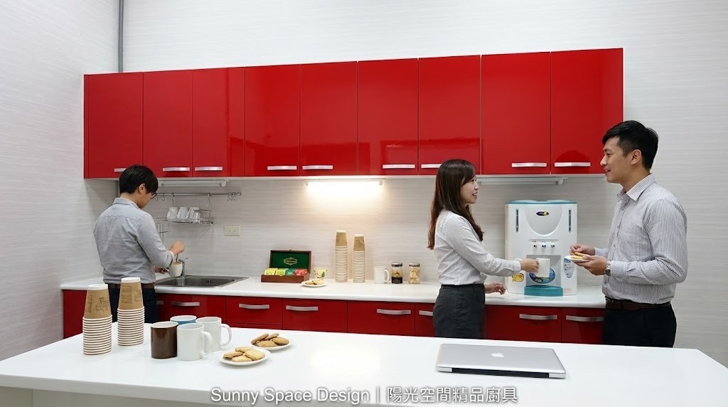 網拍工作室展示櫃設計 × 370cm美耐板平台 × 水晶門板｜陽光空間精品廚具