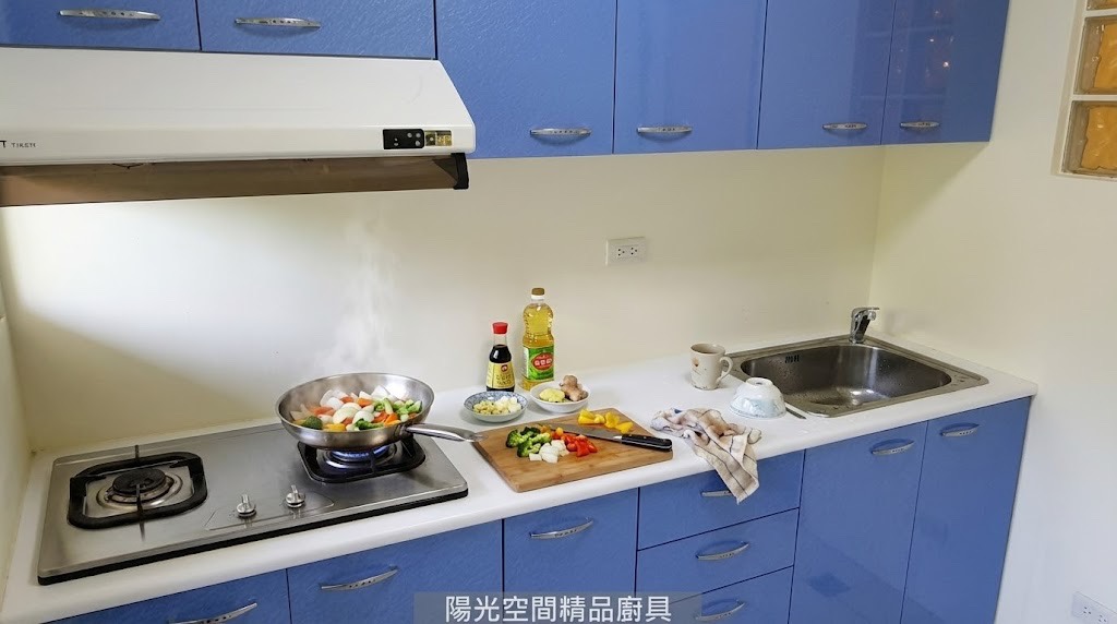 淡水希臘海洋風廚房 × 藍色美耐板檯面 × 玻璃磚設計｜陽光空間精品廚具