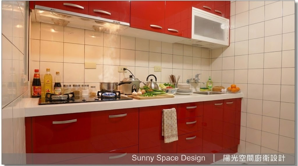 三重三和路 250cm 大紅水晶門板廚具 × 不銹鋼桶身 × 白色人造石檯面｜陽光空間精品廚具