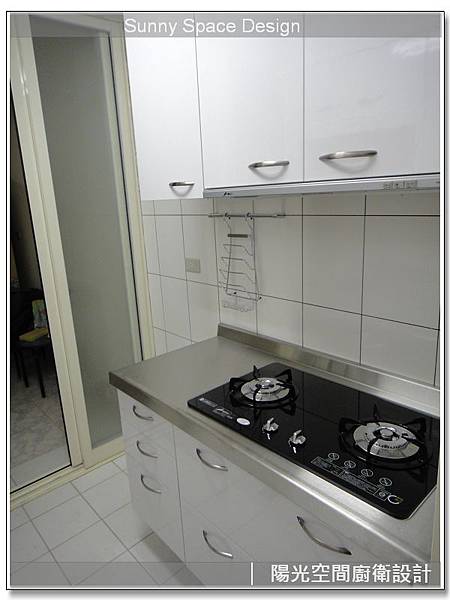 調味紙巾架與砧板架配置