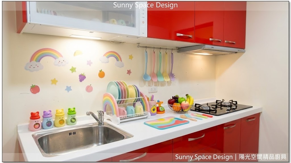 士林耀眼紅水晶門板廚具 × 三星人造石檯面 × 豪山三機