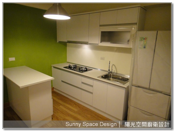 綠色牆面與白色廚具的鄉村風搭配