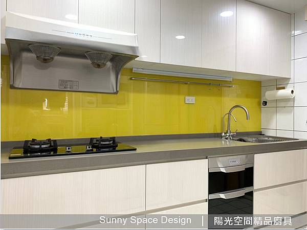 陽光空間精品廚具完工案例：紅色鋼琴烤漆廚具，L型廚房設計與收納規劃 - 實景照