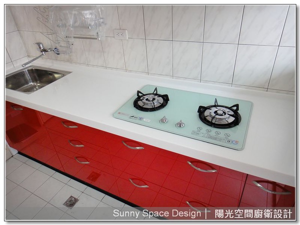 汐止樟樹二路紅白配色廚具全景