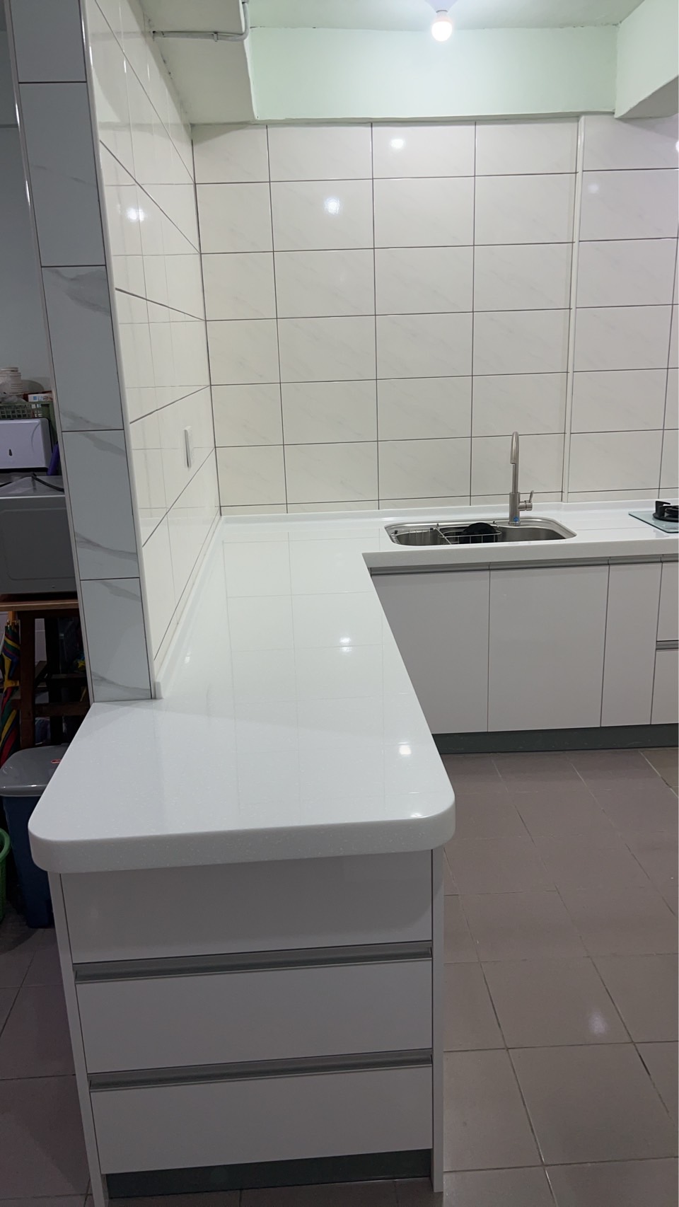 新北板橋 L型廚具 水槽與瓦斯爐配置 白系磁磚