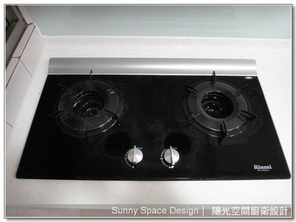 45度斜把手與水晶門板細節