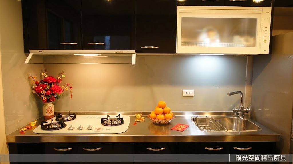 內湖成功路一字型廚具 × 6cm厚不鏽鋼檯面 × 美耐門板設計｜陽光空間精品廚具