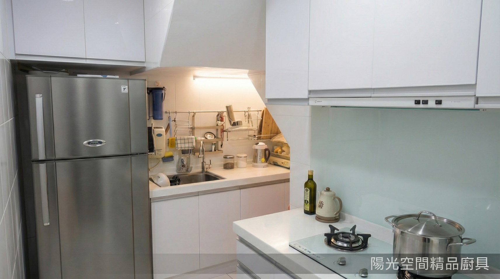 新莊特殊地形廚具 × 樓梯下水槽配置 × 人造石檯面｜陽光空間精品廚具