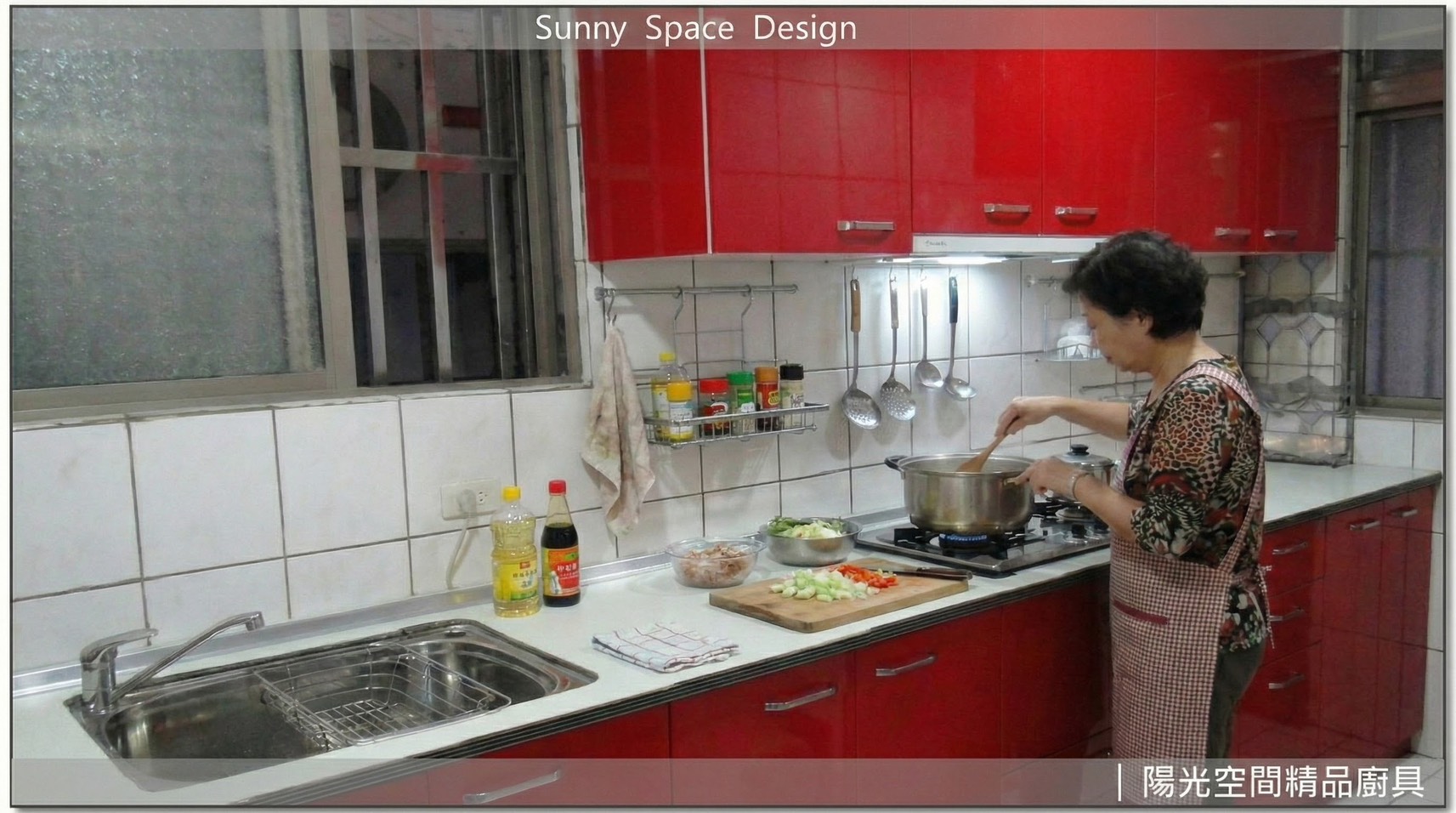 中和一字型廚具紅色水晶門板 × 珍珠板黑邊檯面 × 不銹鋼桶身｜陽光空間精品廚具