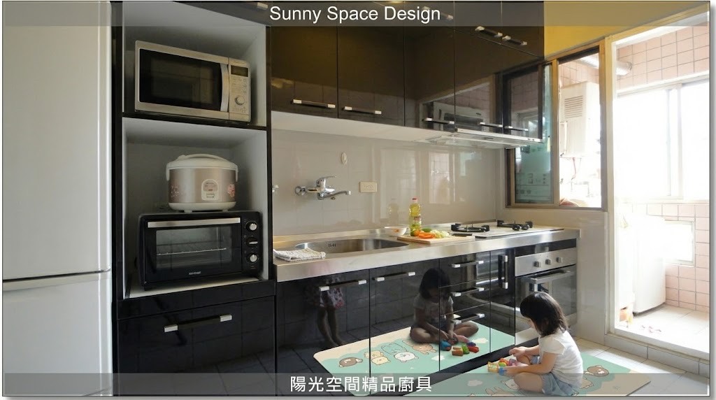 五股蓬萊路黑色水晶門板廚房 × 不銹鋼檯面 × 嵌入式烤箱｜陽光空間精品廚具