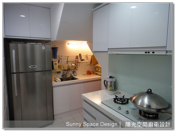 櫻花雙口玻璃爐與烤漆玻璃牆面