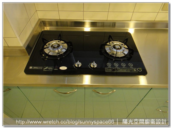 主廚區不鏽鋼檯面與結晶鋼烤門板