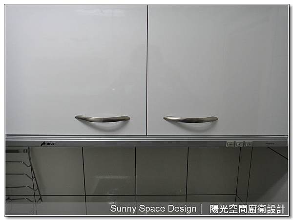 懸吊式下櫃底部清潔空間展示