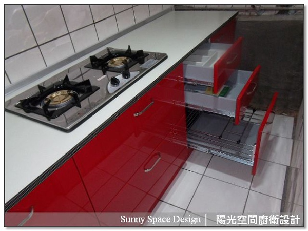 珍珠板檯面黑邊與紅色門板對比