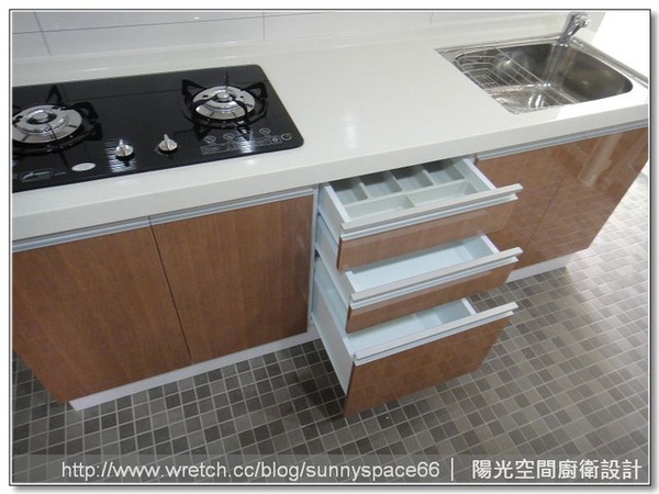 鋁框玻璃門與上櫃設計細節