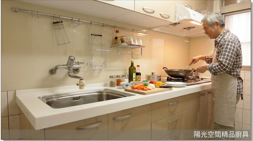 243cm 一字型香檳金水晶門板 × 韓國人造石檯面 × 豪山雙口爐 × 抽油煙機｜陽光空間精品廚具