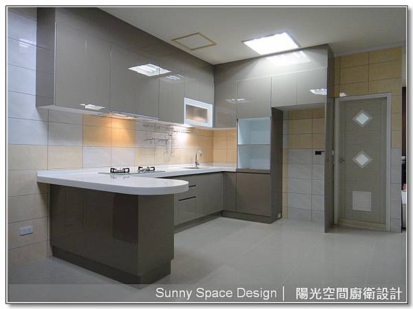 60cm深度吊櫃與電器櫃齊平