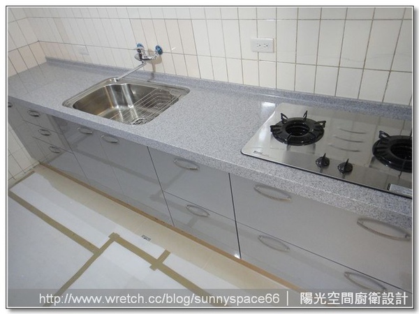 純下櫃配置與牆面吊桿收納