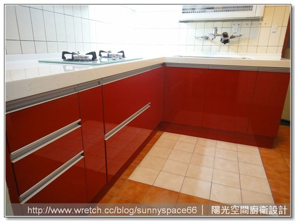 新店L型酒紅色廚具全景