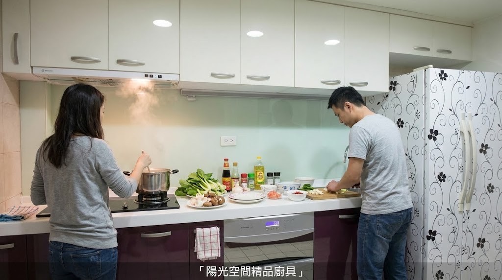 新店僑愛六路豪宅廚房設計｜珍珠白上櫃 × 夢幻紫下櫃｜陽光空間精品廚具