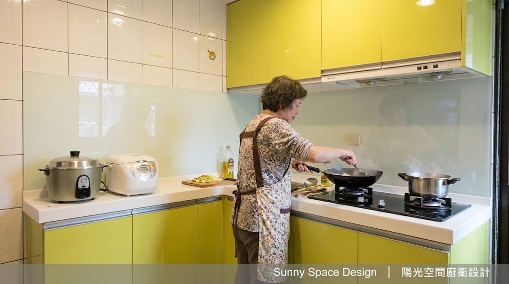 永和芥末綠小巧可愛廚具 × 轉角配置 × 韓國人造石檯面｜陽光空間精品廚具