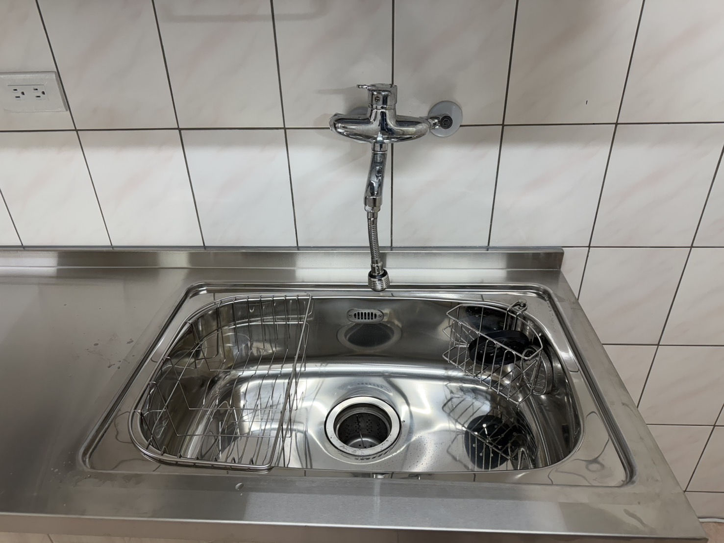 水槽與壁式龍頭