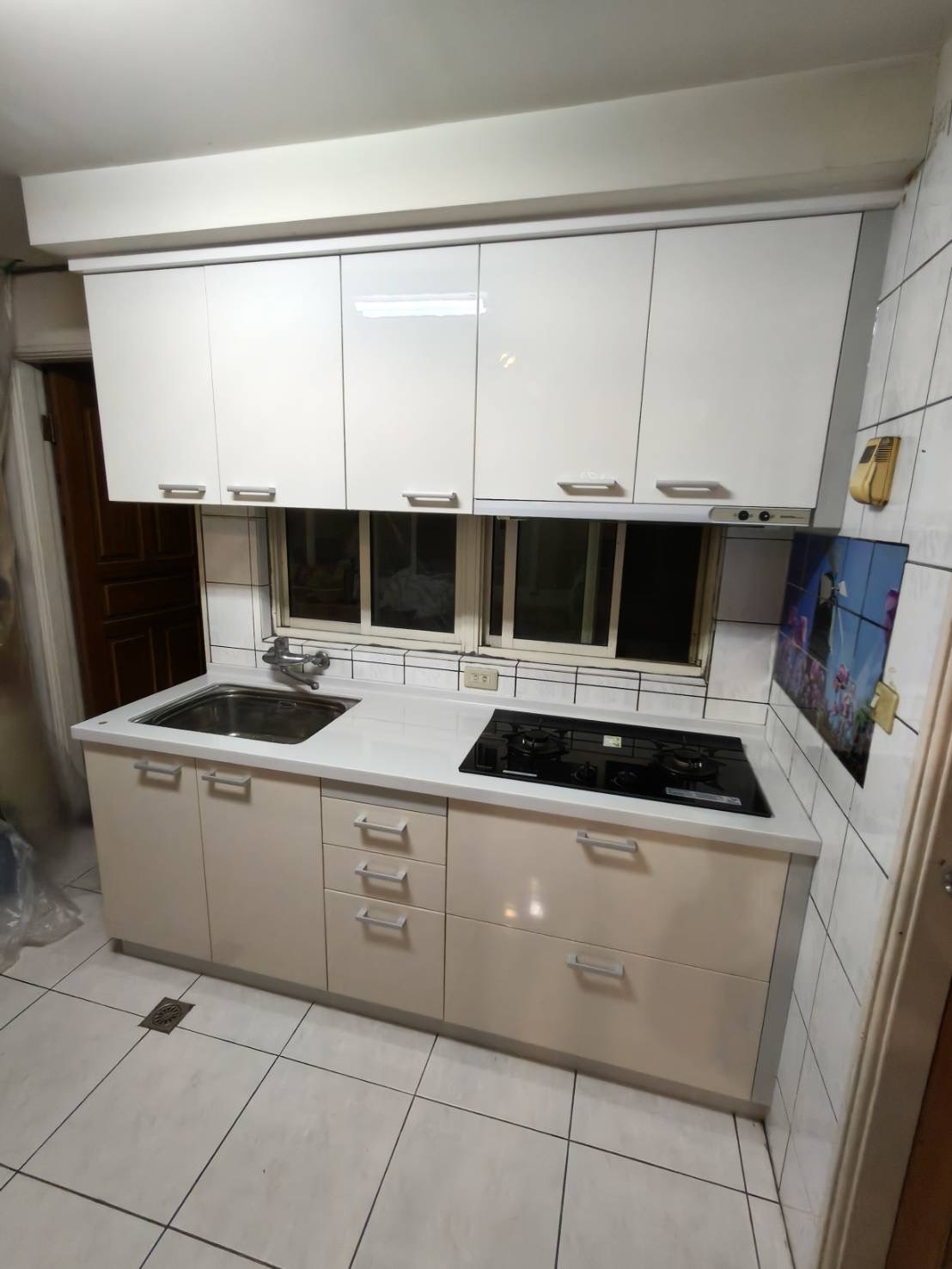 廚具大王現場冷靜處理 測量尺寸返回工廠取料 補強天花板斷差過程