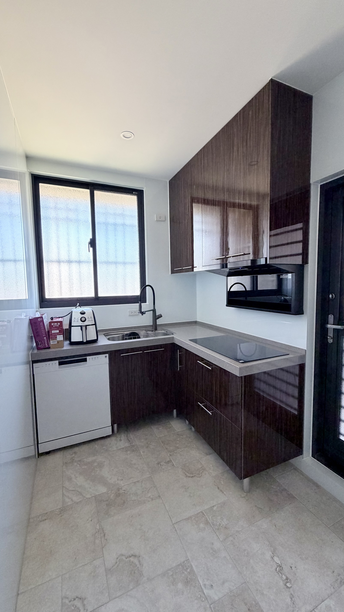 檯面水槽 石英石檯面與手工水槽配置