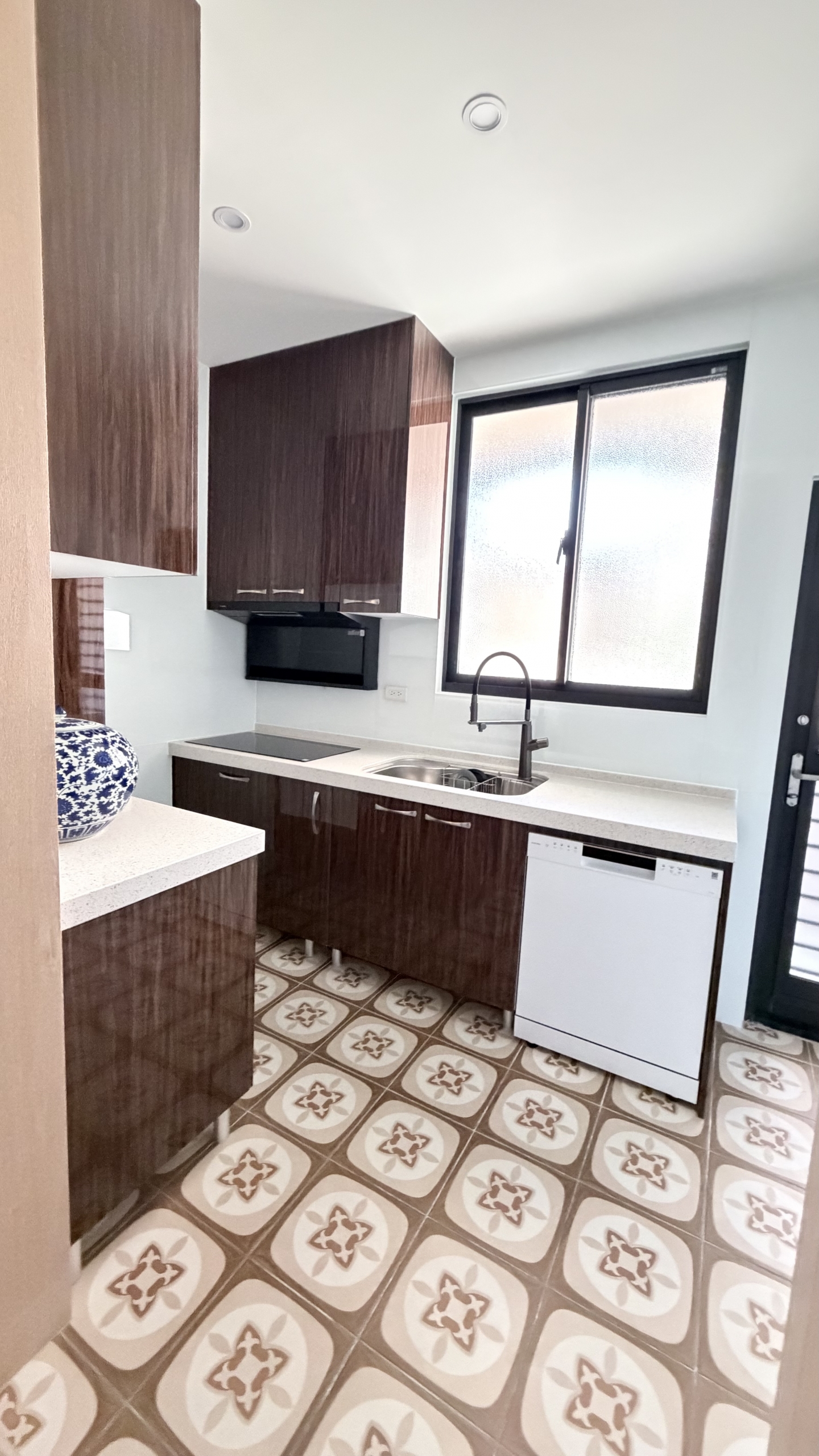 二字型廚房全景