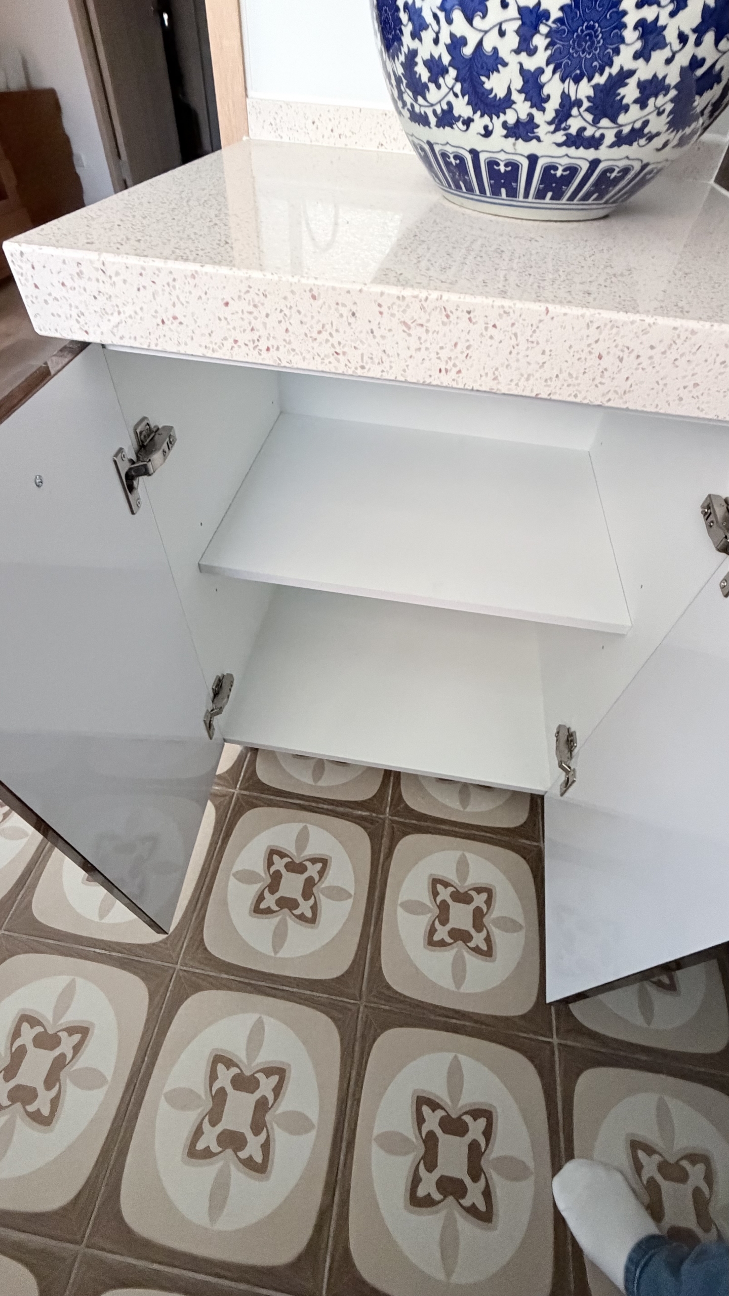 二字型另一側收納平台