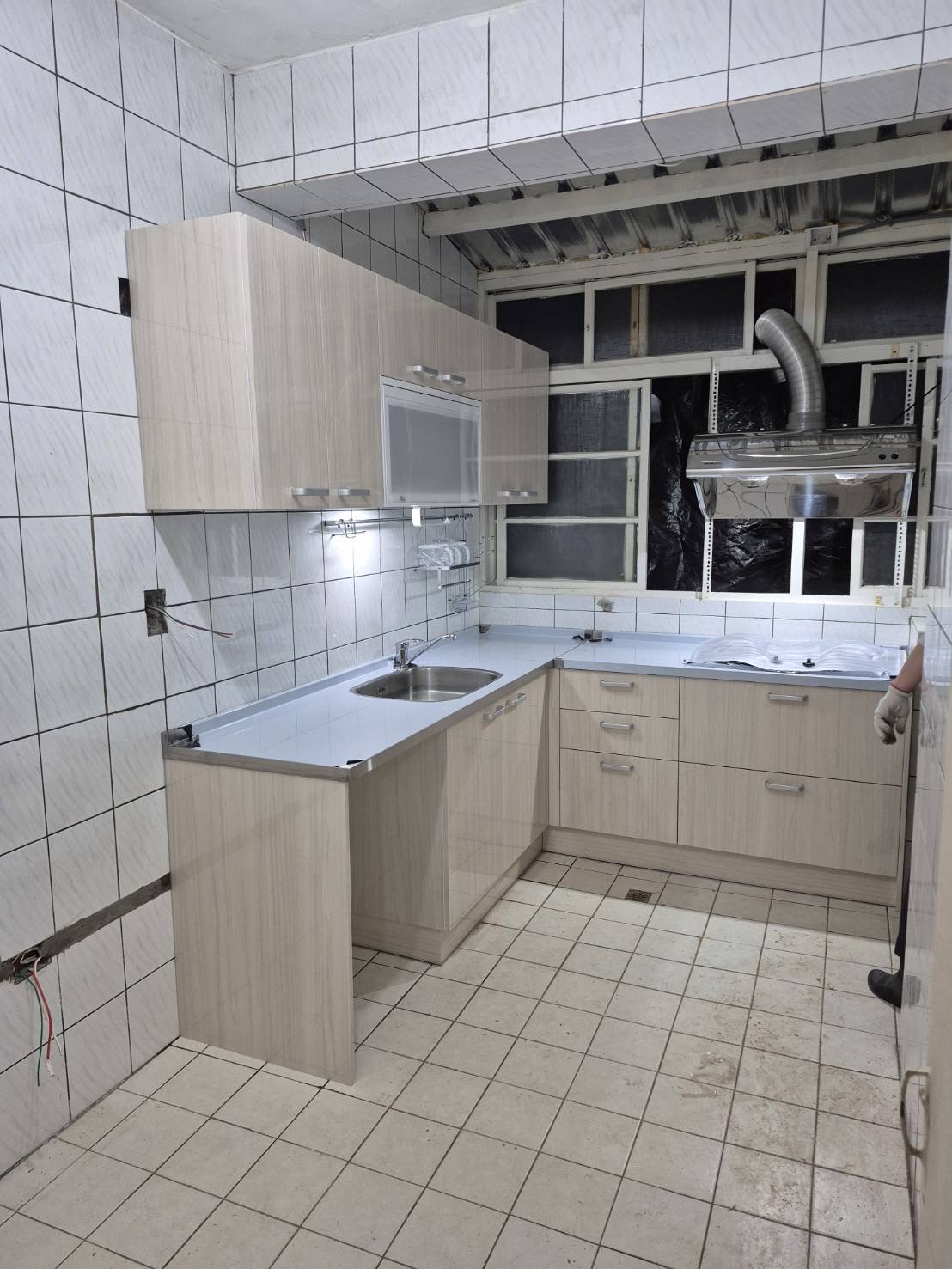 板橋廚房夜間完工照抽油煙機與窗戶共存配置