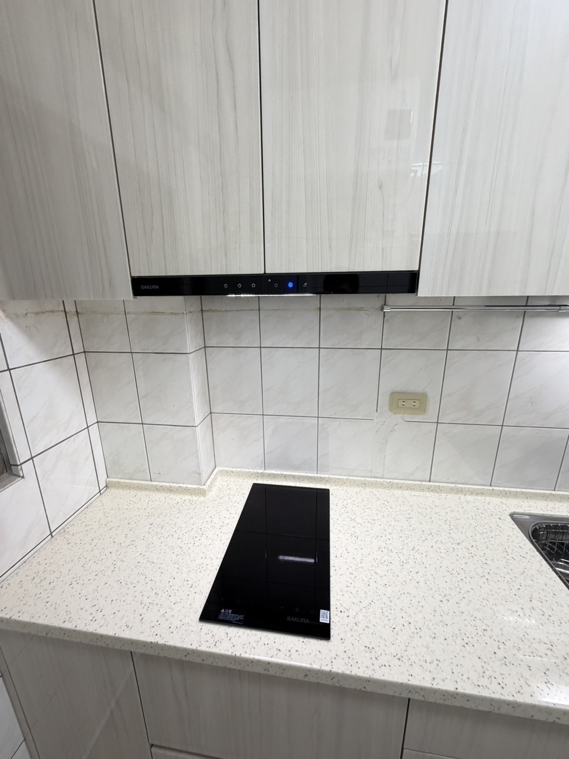 三重區一字型廚房 爐具配置特寫 單口IH爐與柱位避讓