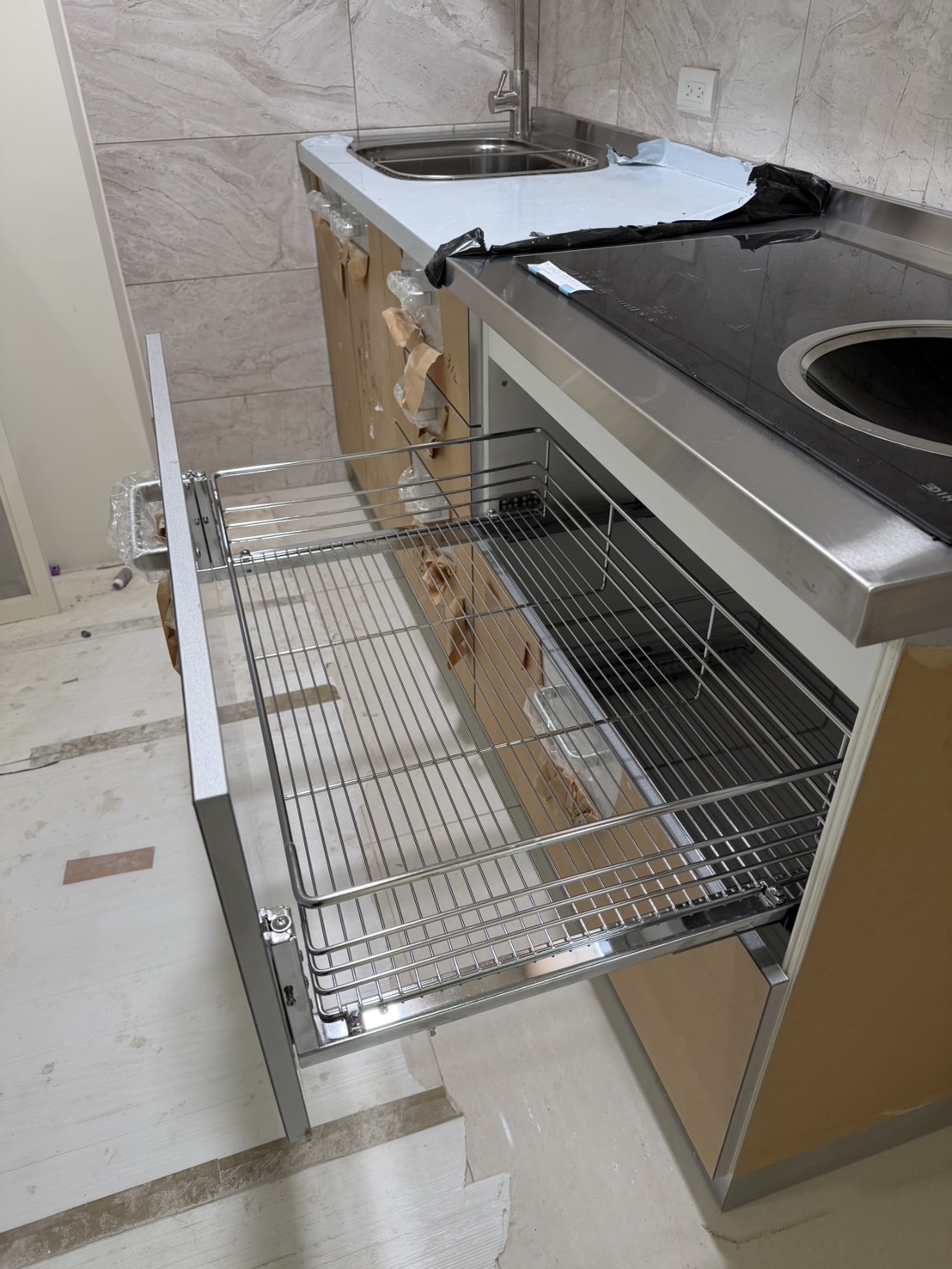 三重中正南路一字型廚房 爐下拉籃開啟畫面