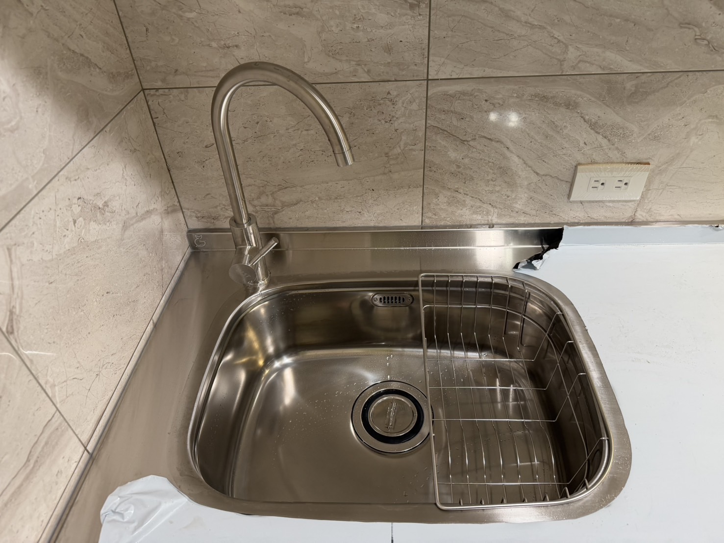 三重中正南路一字型廚房 水槽細部特寫