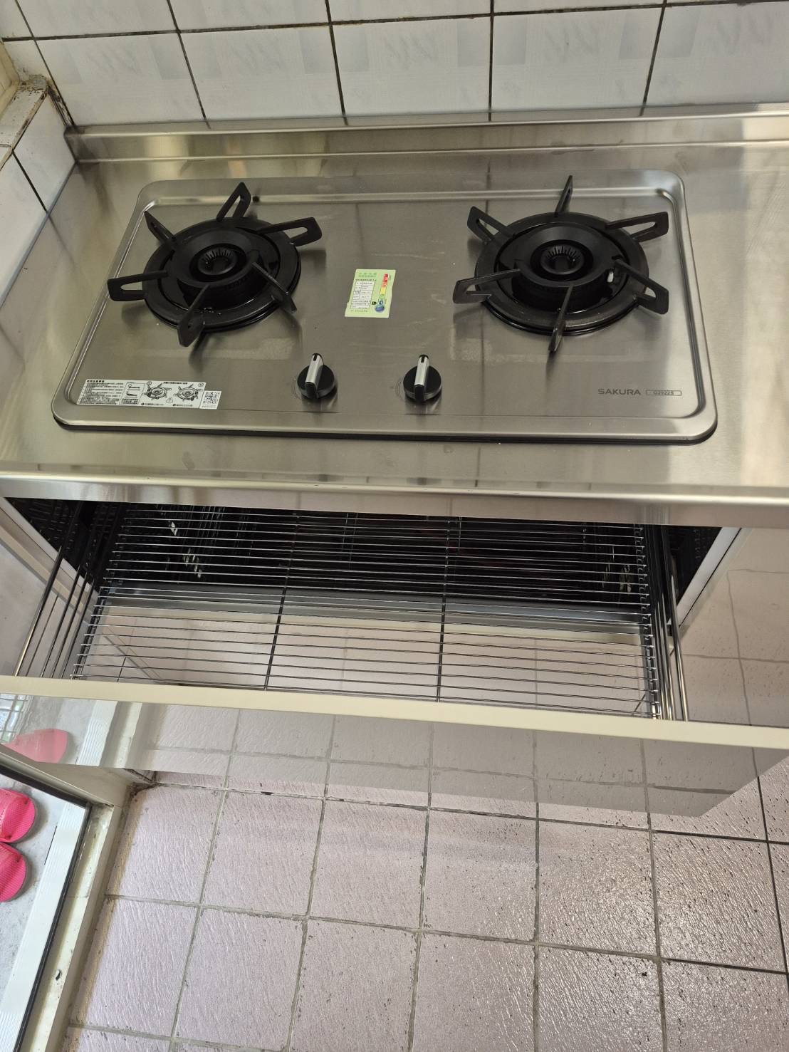 爐區收納細節 玻璃檯面爐與不鏽鋼座式拉籃