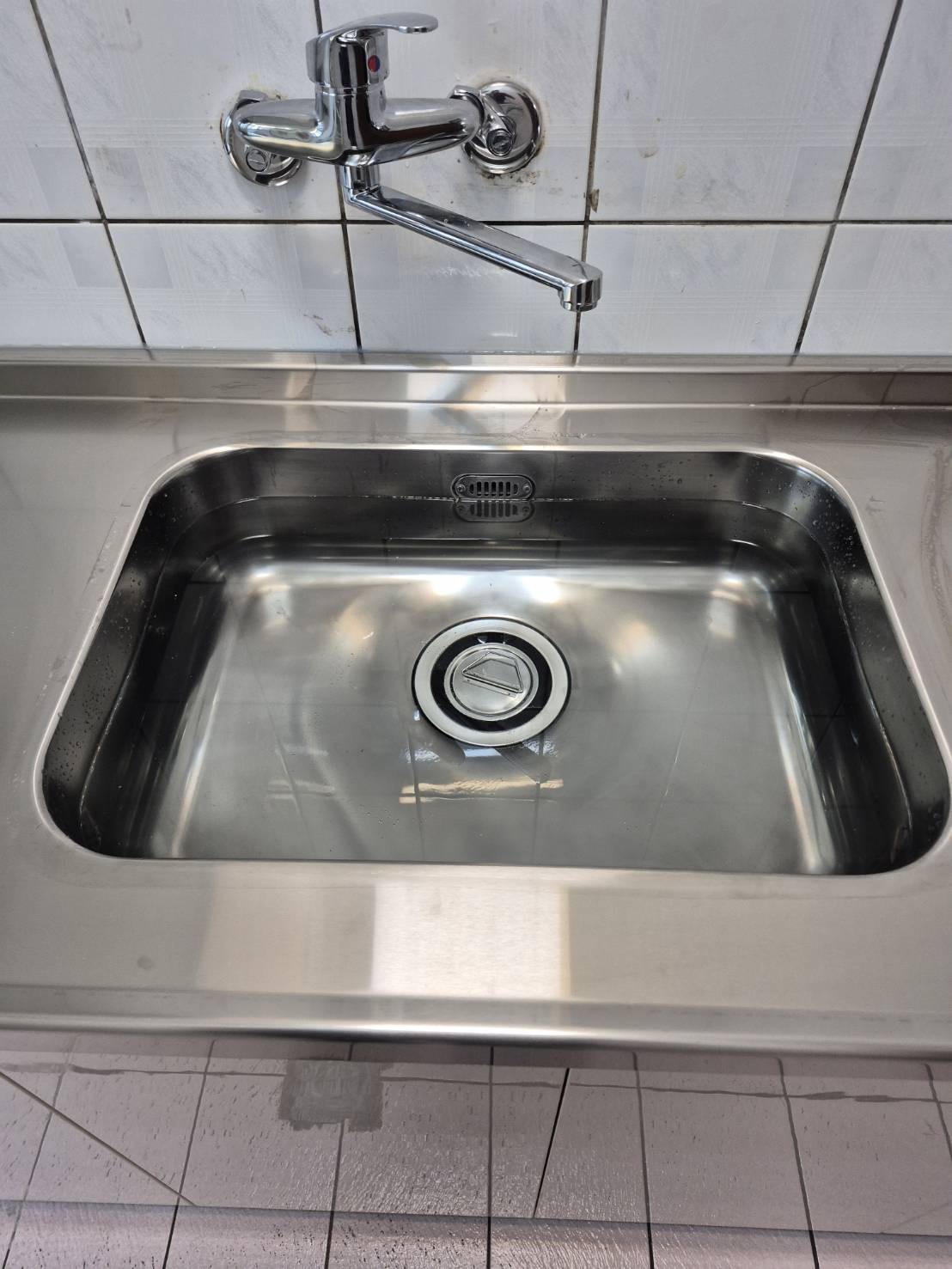 單槽近拍 壁式龍頭與不鏽鋼水槽