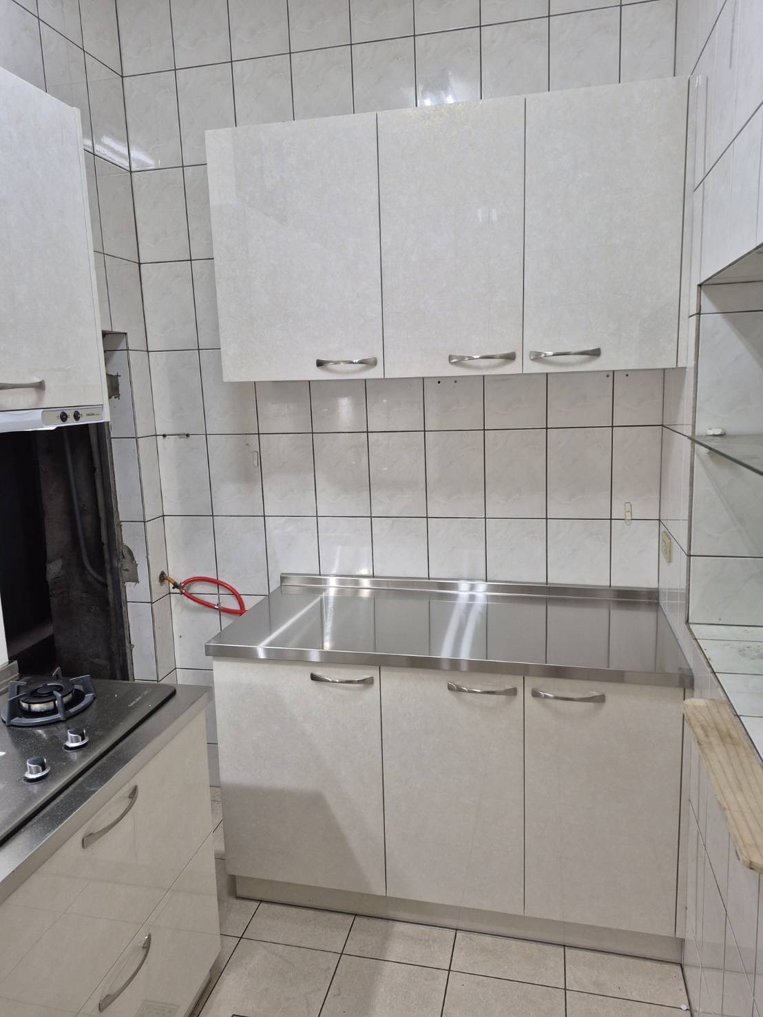 後門右側收納平台配置 304不鏽鋼檯面與水晶門板